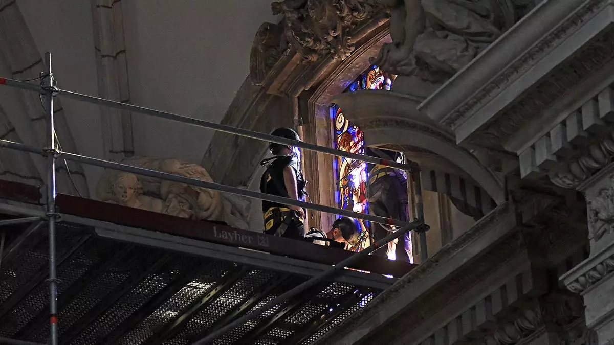 Las vidrieras de san Pedro y san Pablo regresan a la fachada de la Catedral de Murcia