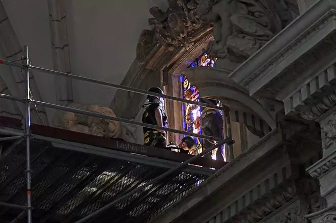 Así han instalado las vidrieras de San Pedro y San Pablo en la Catedral de Murcia