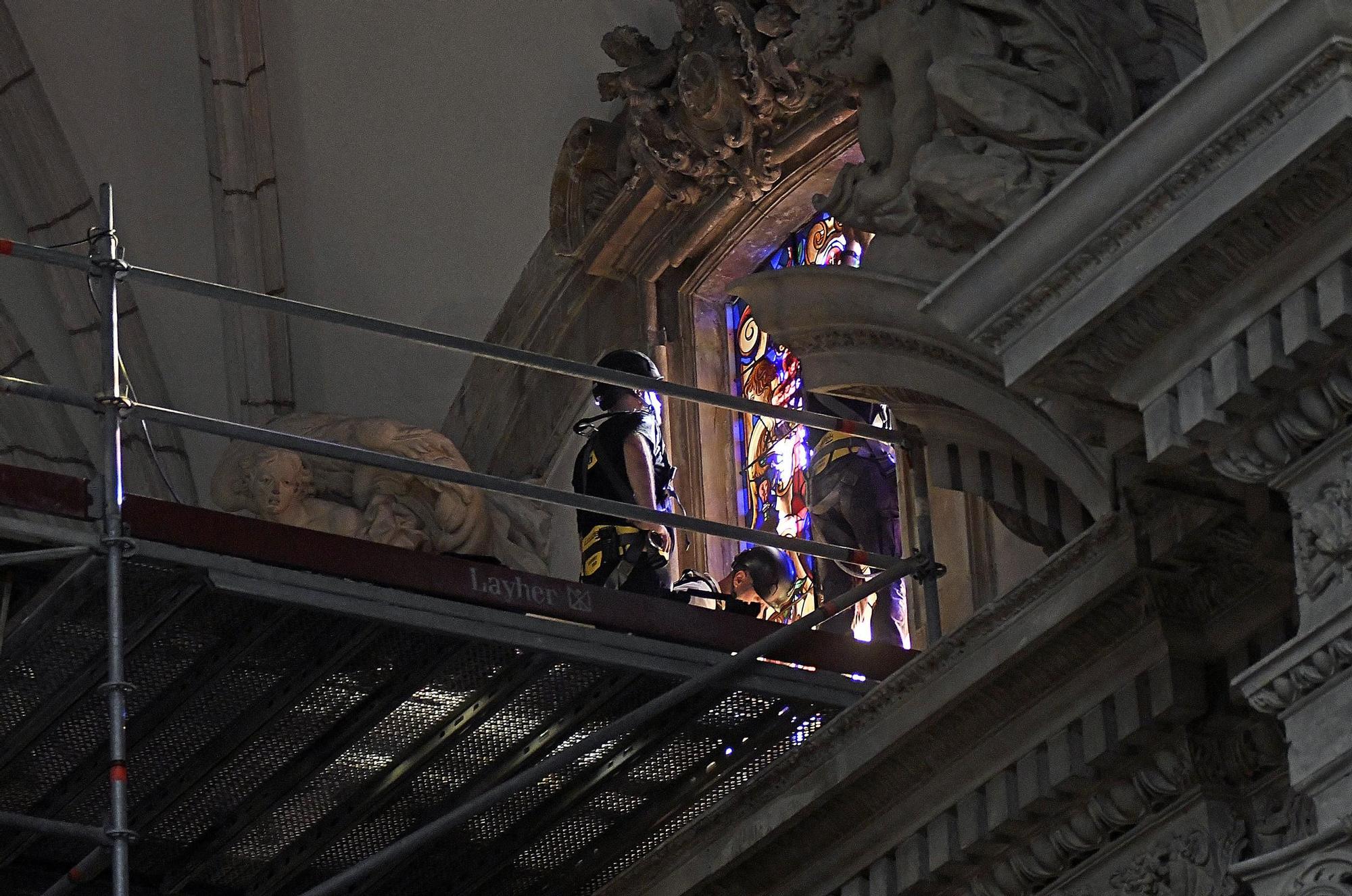 Así han instalado las vidrieras de San Pedro y San Pablo en la Catedral de Murcia