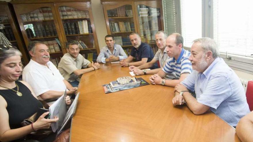 Alcaldes de la comarca coruñesa, técnicos y mariscadores en una reunión a comienzos de este mes.