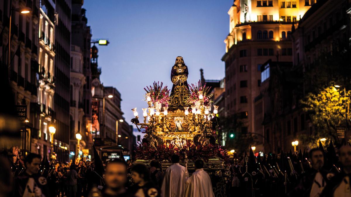 Nuestra Señora de los Dolores procesiona el Viernes Santo junto al Medinaceli de Madrid