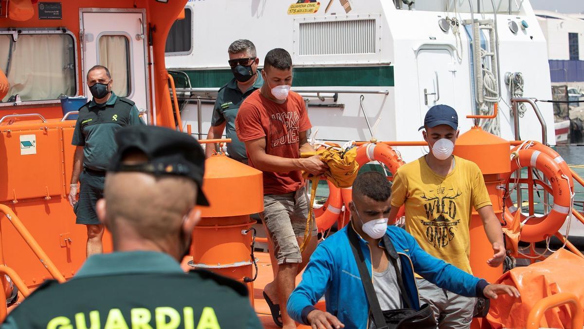 La Guardia Civil transporta a migrantes interceptados en una imagen de recurso.