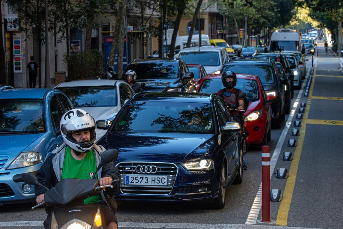 Tráfico en la calle de València, en septiembre de 2020