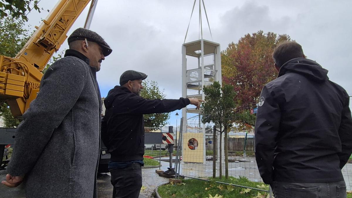 Traballos de instalación da torre de xogos que replica o depósito de auga de Chorís.