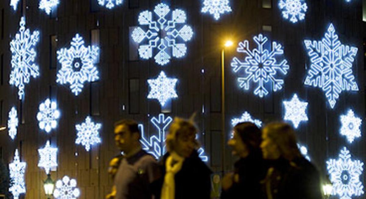 Més de 300 carrers de Barcelona amb un total de 58 quilòmetres van encendre ahir la il·luminació nadalenca. Més de 300 carrers de Barcelona amb un total de 58 quilòmetres van encendre ahir la il·luminació nadalenca.
