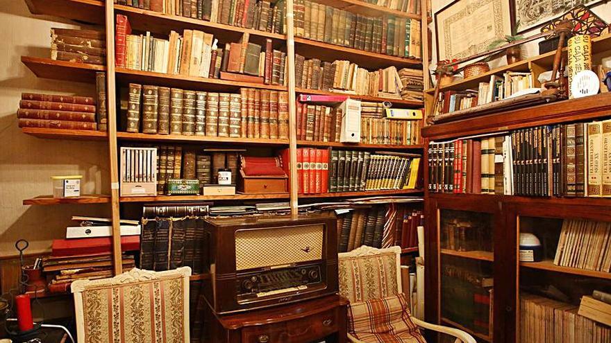 Un rincón de la biblioteca de la casa familiar de Sebastián Cuevas. | MANUEL MURILLO