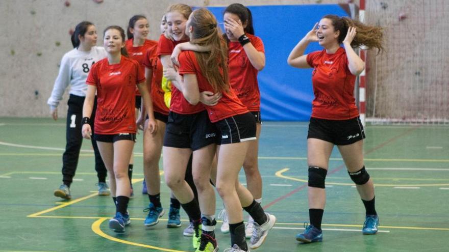 Las jugadoras del juvenil celebran un tanto en un partido de la temporada regular