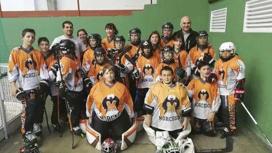 Jugadores y entrenadores del equipo ourensano. // FdV