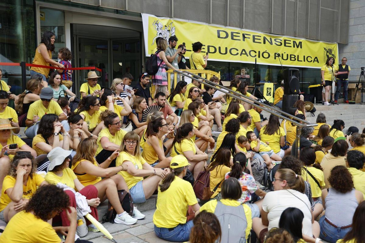 Les imatges dels docents gironins concentrats a la seu de la Generalitat de Girona