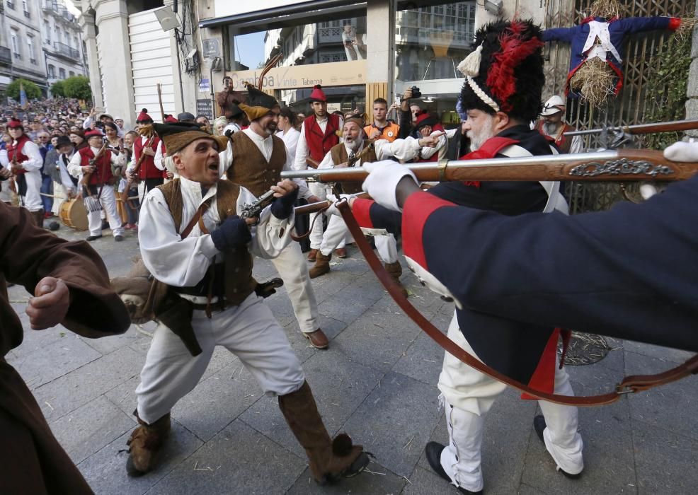 La representación de la Reconquista de Vigo vuelve a abarrotar las calles del Casco Vello de miles de vigueses