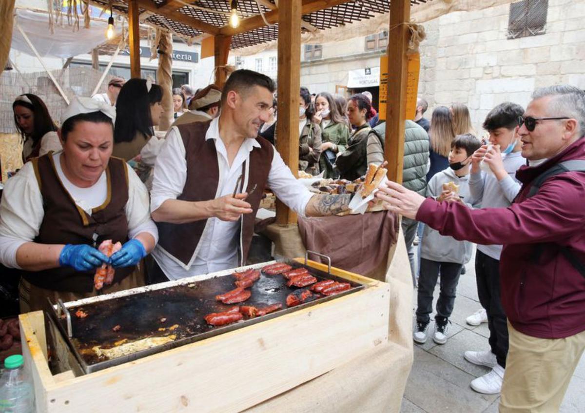 Los puestos de comida se llenaron toda la mañana. | M.G. BREA