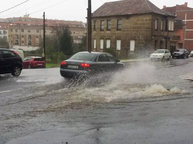 La lluvia inunda las calles de Cangas