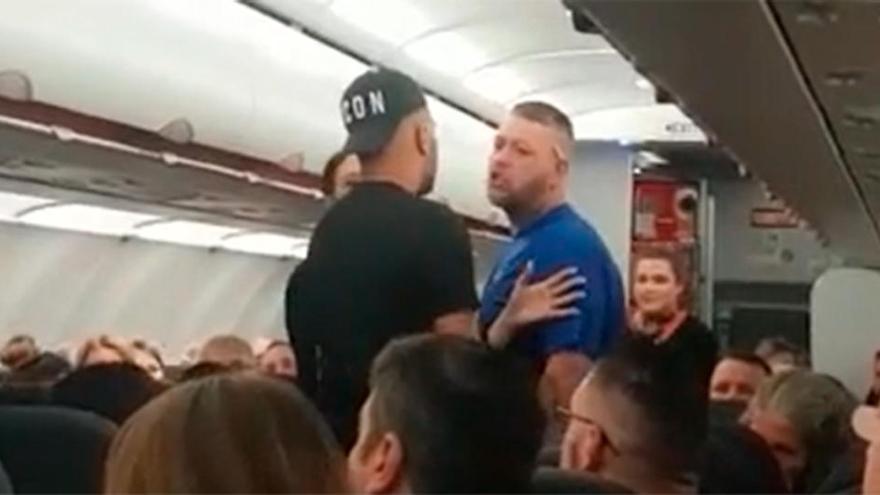 Golpes y escupitajos en un vuelo que se dirigía a Canarias