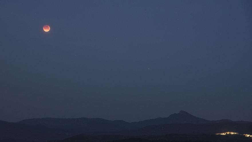 Así se ha visto el eclipse lunar desde Castellón