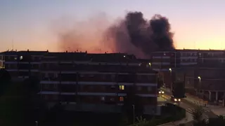 Peligroso incendio en un solar vallado en el barrio San Isidro de Benavente
