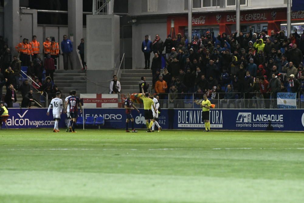 El partido entre el Huesca y el Sporting, en imágenes