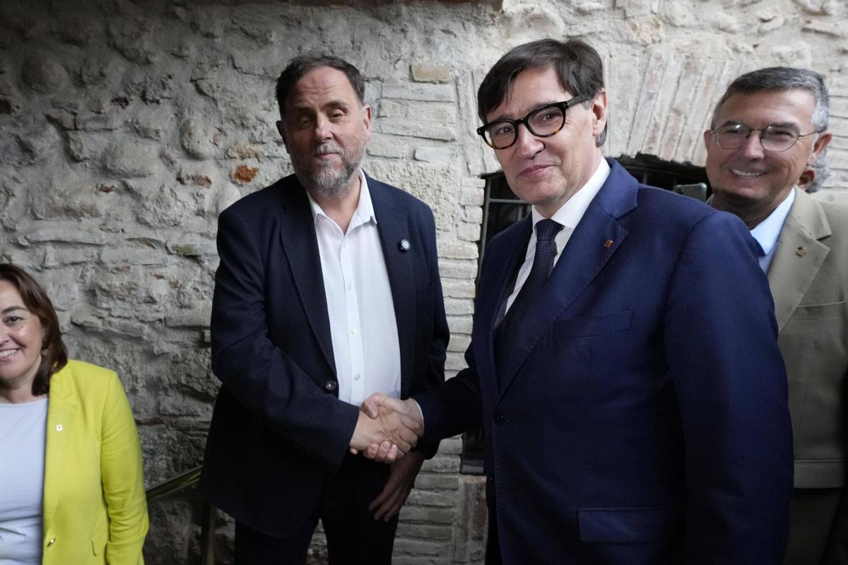 Sant Sadurní d’Anoia 18/05/2026 El presidente de la Generalitat de Cataluña, Salvador Illa, y el líder de ERC, Oriol Junqueras, se saludan antes del inicio del acto de impulso de la Línea Orbital Ferroviaria, en Sant Sadurní d’Anoia A la izquierda, la consellera Silvia Paneque Fotografía de Ferran Nadeu
