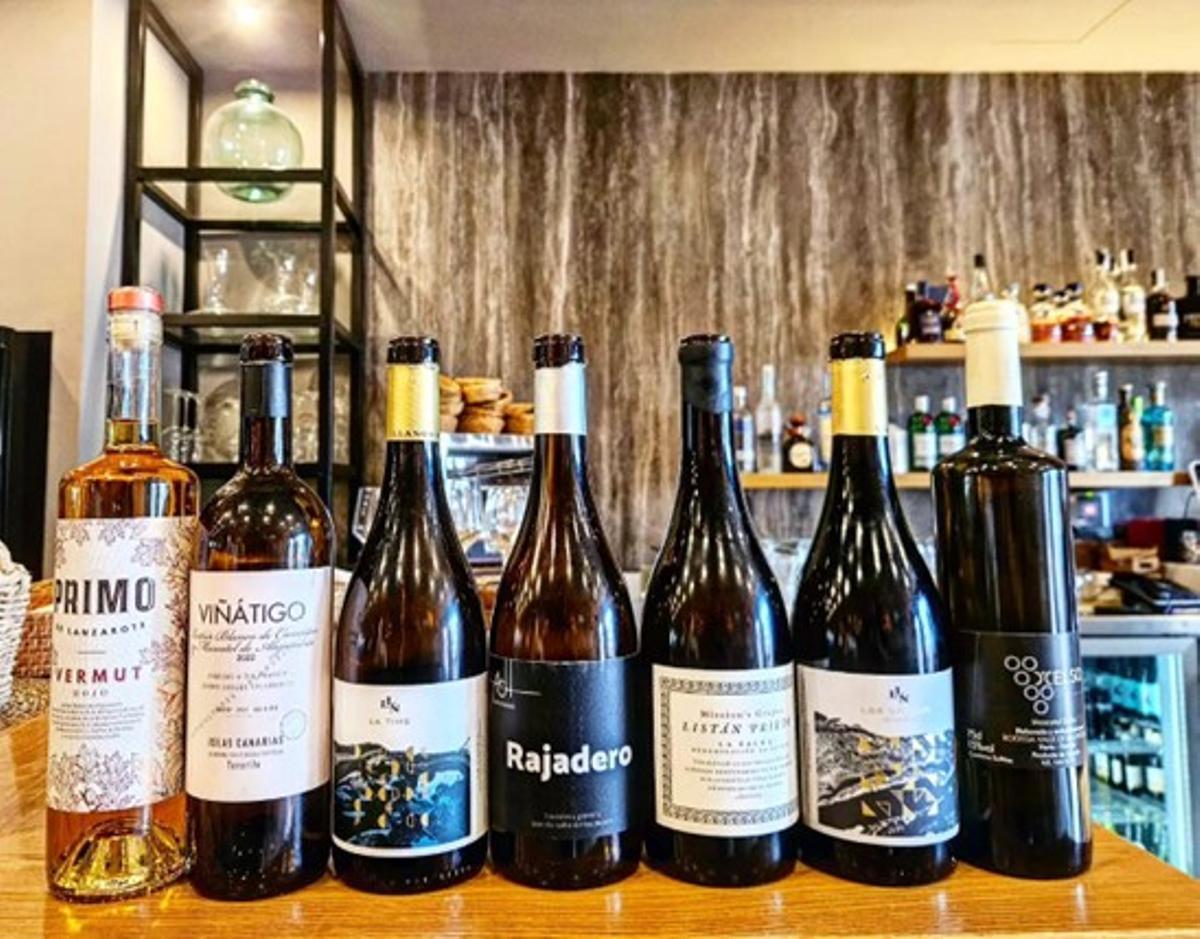 Cata de vinos elaborados en Canarias.