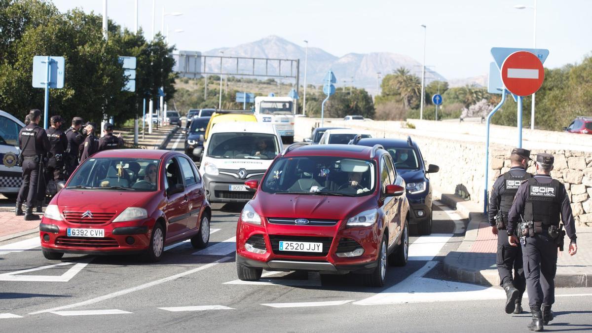 Los controles policiales provocan atascos kilométricos en la provincia de Alicante