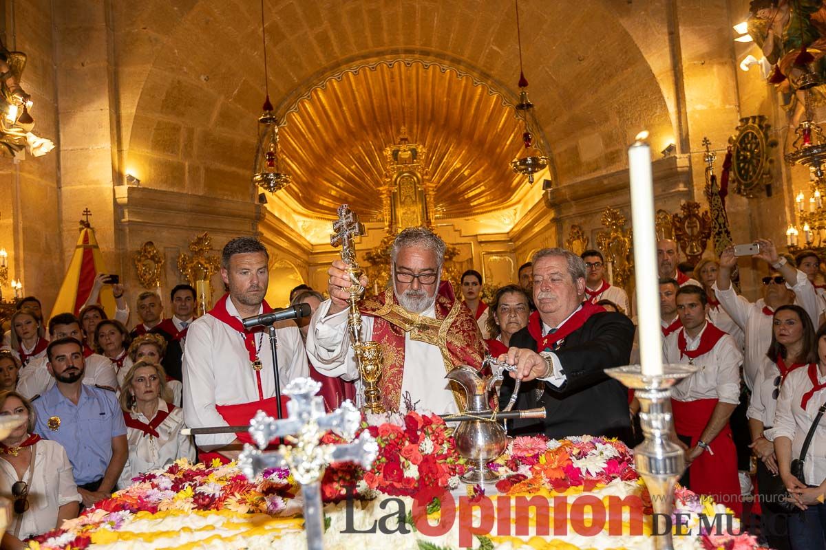 Bandeja de flores y ritual de la bendición del vino en las Fiestas de Caravaca