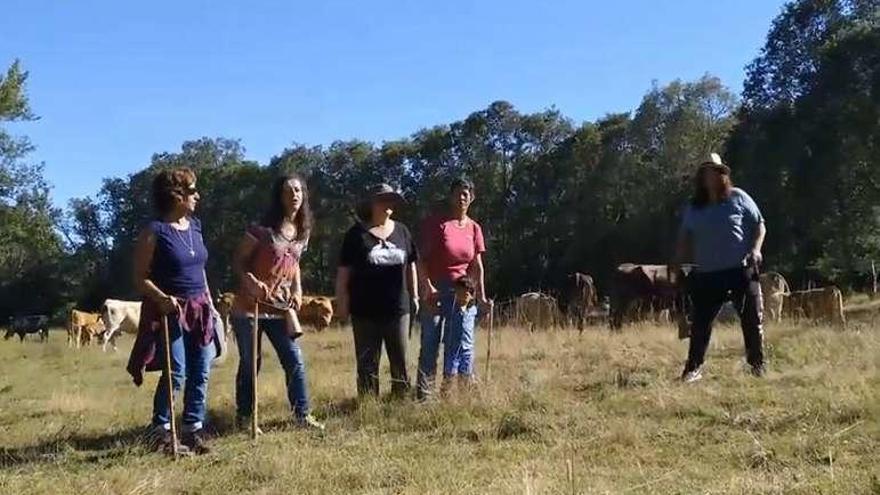 Pastoras y ganaderas sanabresas durante el rodaje del vídeo.