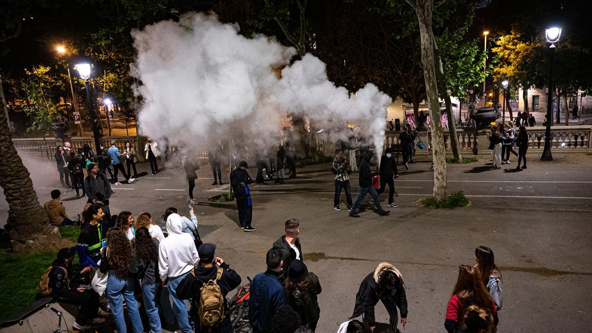 Un clásico de las borracheras: un joven descarga un extintor en plena calle, se supone que en nombre de la libertad.