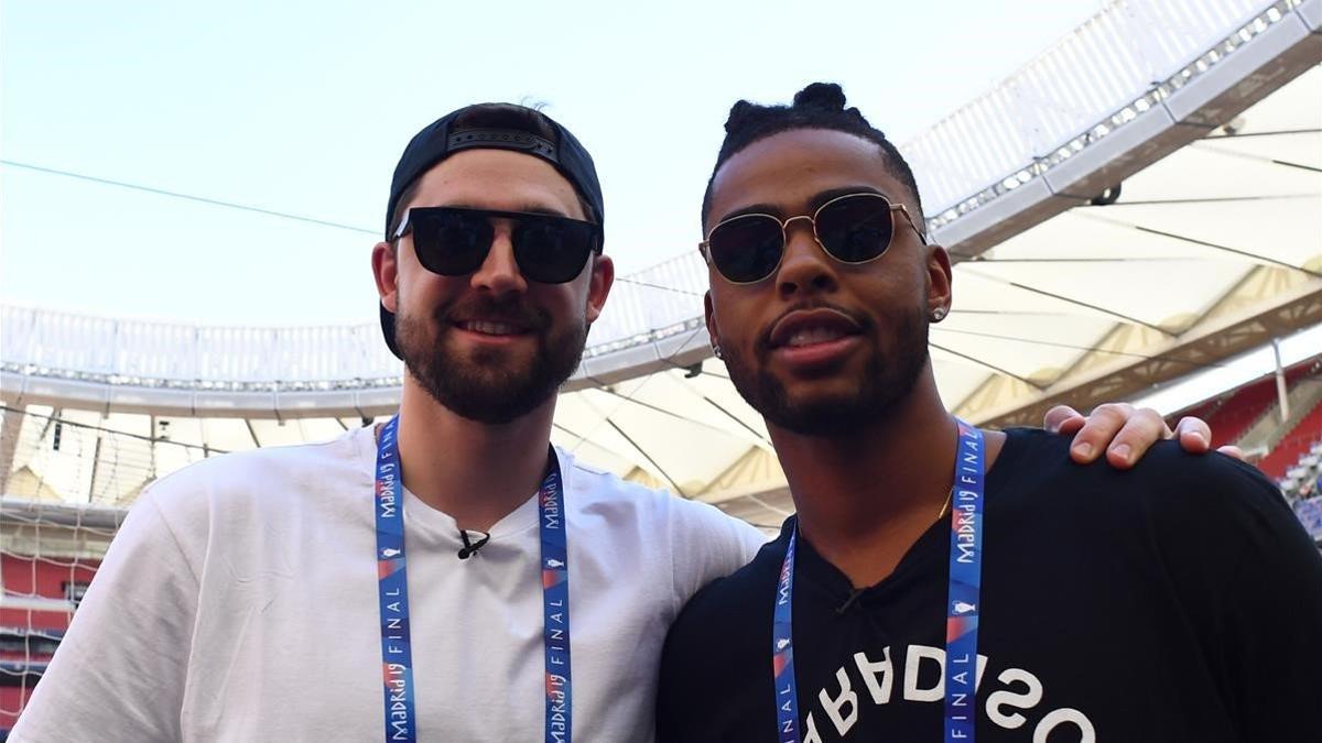 Joe Harris y D'Angelo Russell, jugadores de los Nets, en el Wanda.