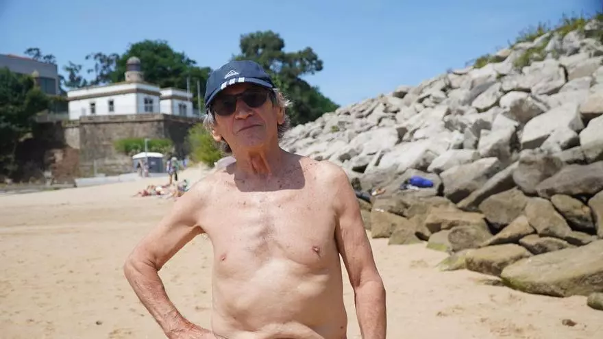 Usuarios de la playa de Oza, en A Coruña, opinan del arenal