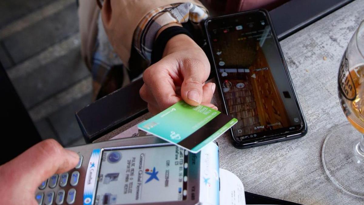 Pagament amb targeta en un restaurant de Barcelona.