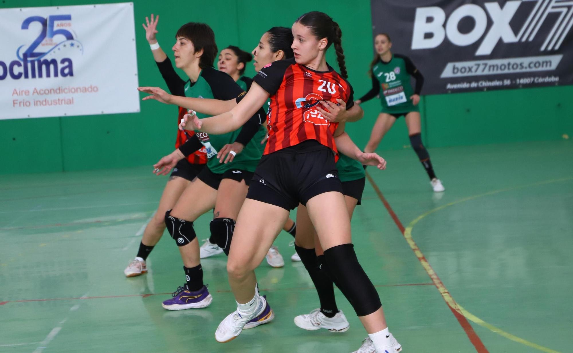 Adesal - Deza Cajasur : el derbi del balonmano femenino cordobés en imágenes