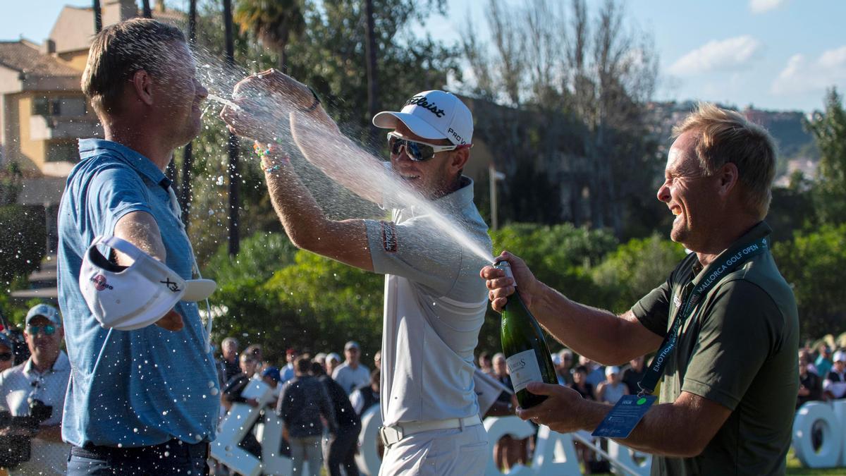 Jeff Winther, Sieger der Mallorca Golf Open 202, bei der Champagner-Dusche.