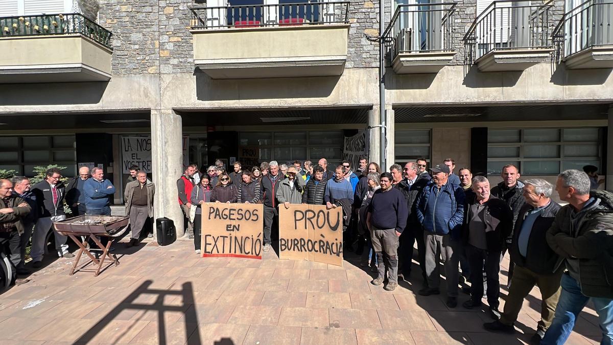 Pagesos concentrats davant l'oficina comarcal del Departament d'Acció Climàtica a la Seu d'Urgell