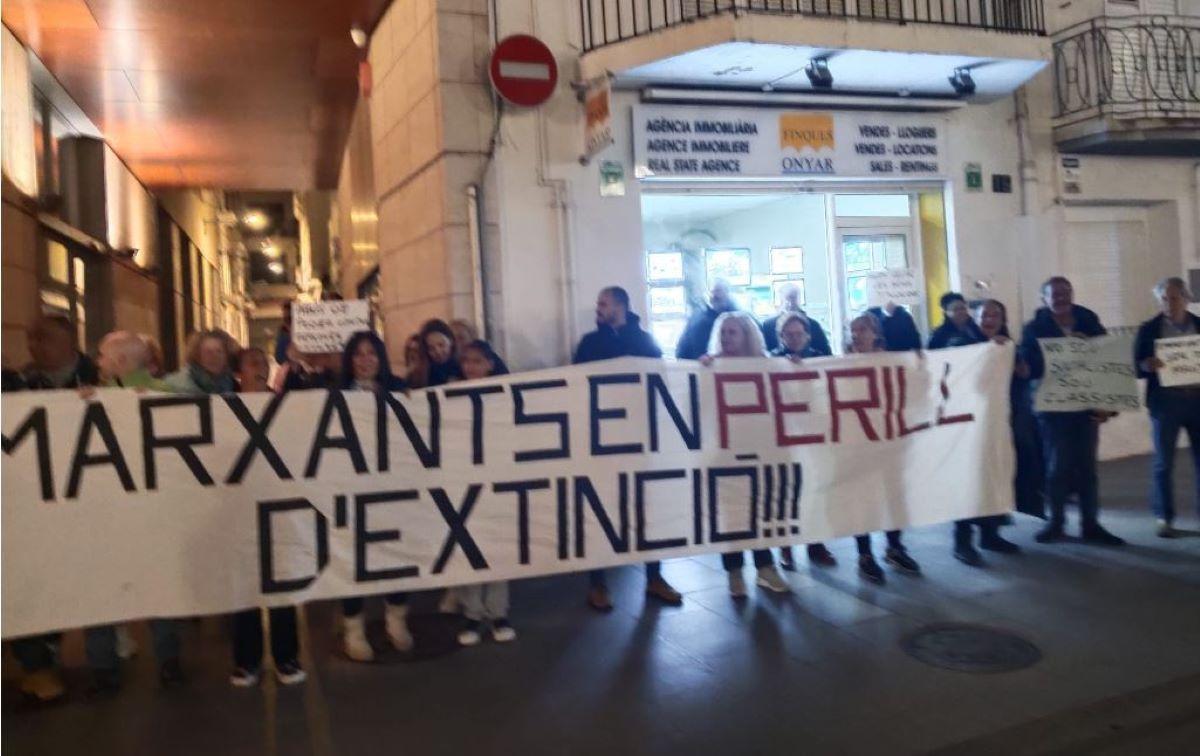 Manifestació davant l'ajuntament de Roses dels paradistes del mercat de la roba.
