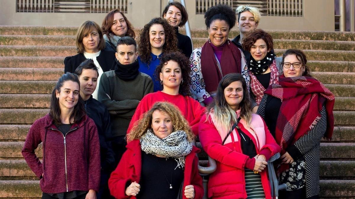 La mayoría de las dramaturgas y participantes en el Foro Mujeres Libres que tendrá lugar en el Teatre Lliure este enero, este viernes en Montjuïc.