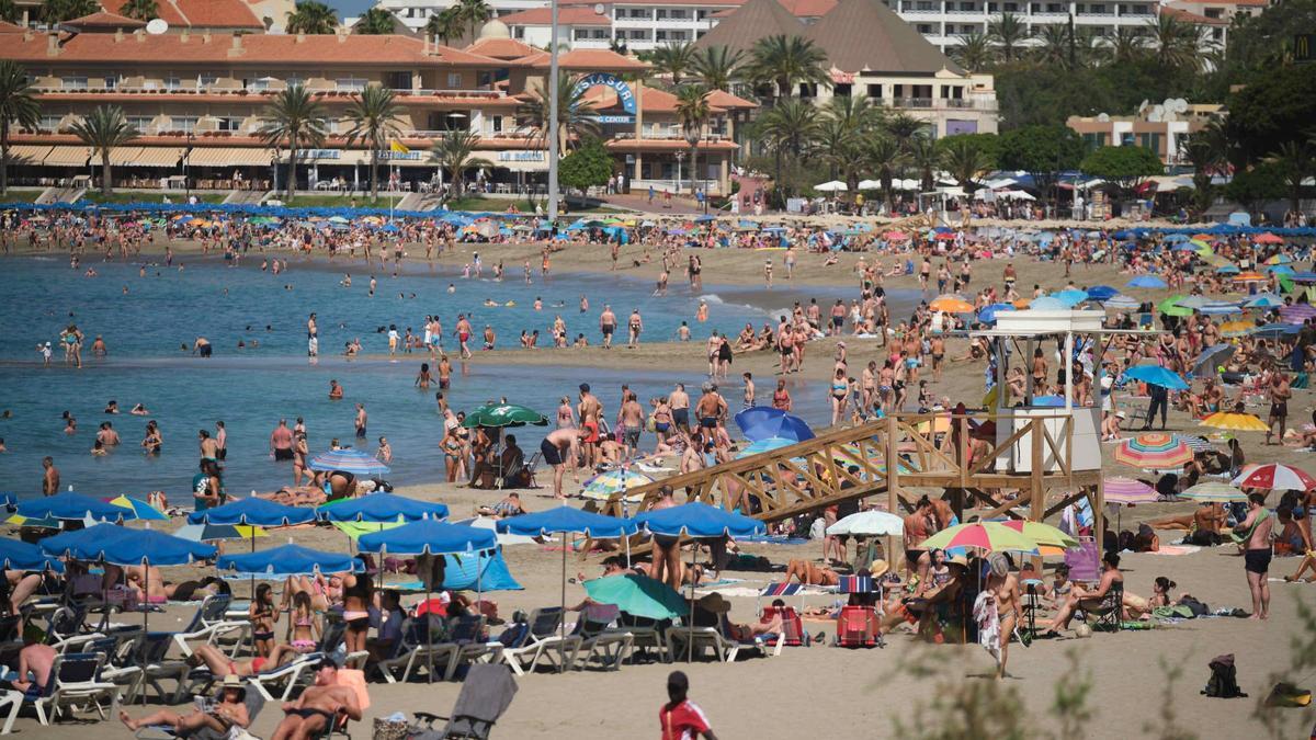 Una abarrotada playa de Los Cristianos, en el sur de Tenerife.