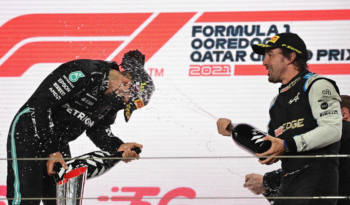 El piloto británico de Mercedes Lewis Hamilton y el piloto español de Alpine Fernando Alonso, celebran el podio tras ganar en el Gran Premio de Fórmula 1 de Qatar en el Circuito Internacional de Losail.