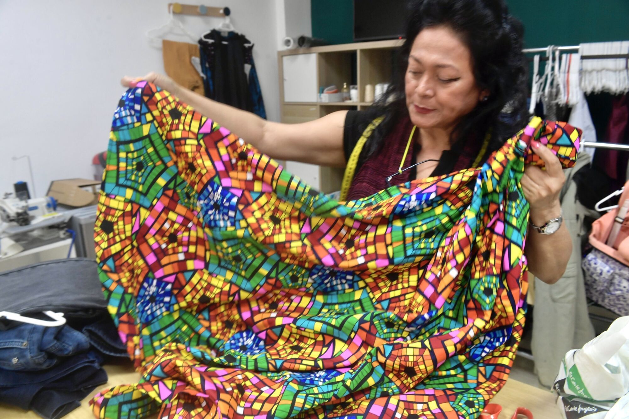 Confección de disfraces en el taller de costura Kallpa y puntos