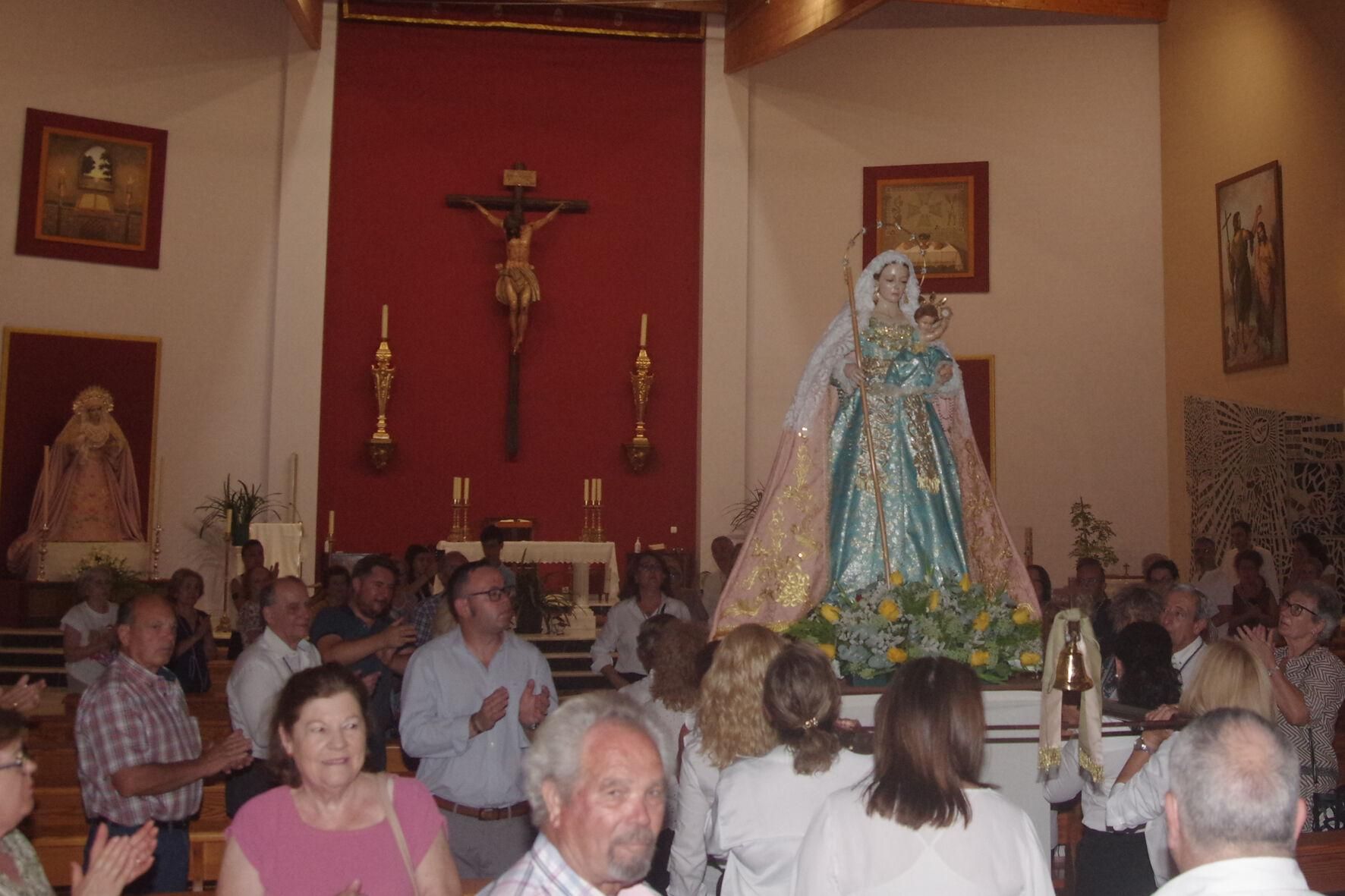 Traslado con antorchas de la Virgen de las Cañas a la parroquia de Nuestra Señora de los Dolores, en el Puerto de la Torre