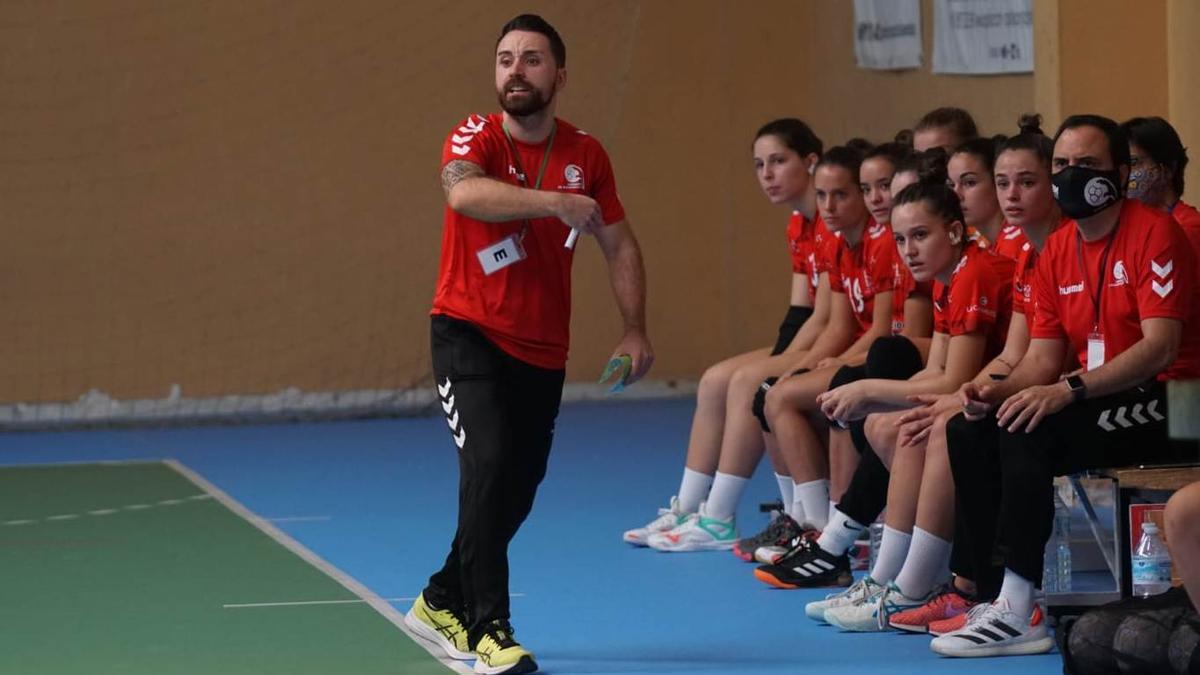 Mario Ortiz, técnico del Deza BM, da consignas durante un partido.