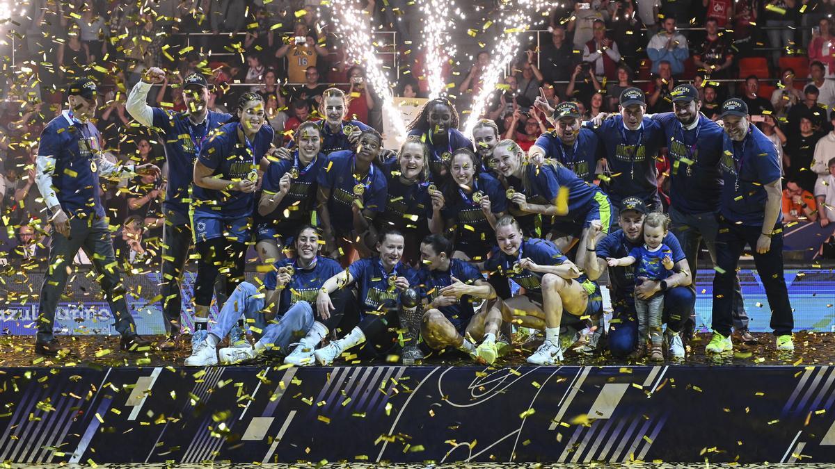 El Praga celebra su título de 2025 en el Príncipe Felipe.