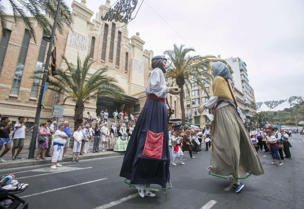 Hogueras 2019: El desfile de bandas reúne en el centro de la ciudad a millares de ciudadanos y turistas