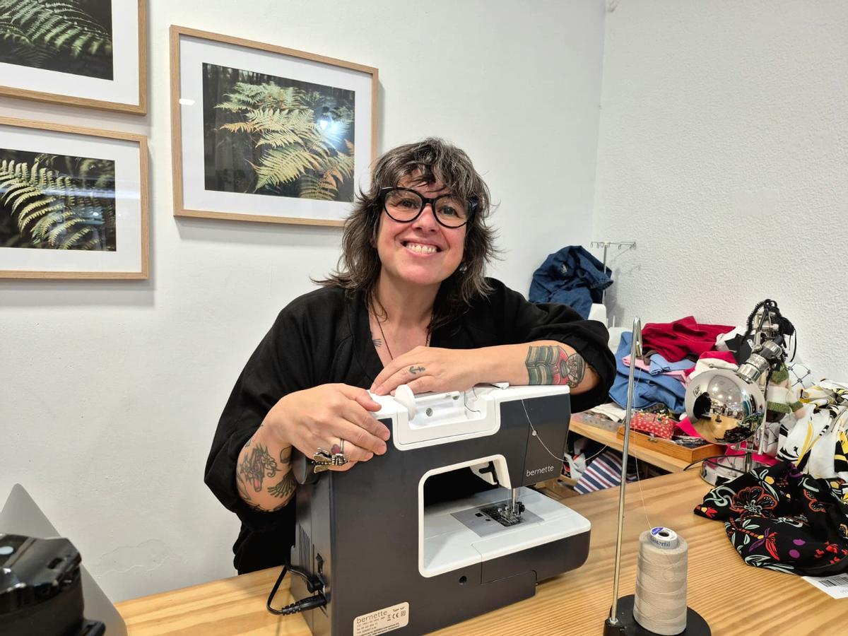 Margo en su zona de taller dentro de Dulce Locura