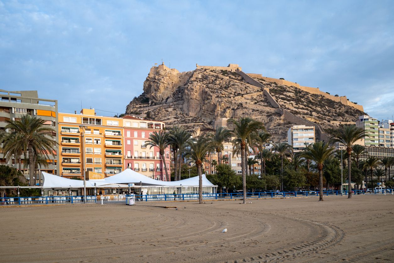 Desde la playa se puede ver lo que parece ser el perfil de un hombre esculpido en la roca, recibe el nombre de "la Cara del Moro"