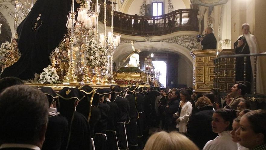 Imagen de uno de los momentos vividos en la iglesia de Belén con la mecida de sus sagrados titulares.