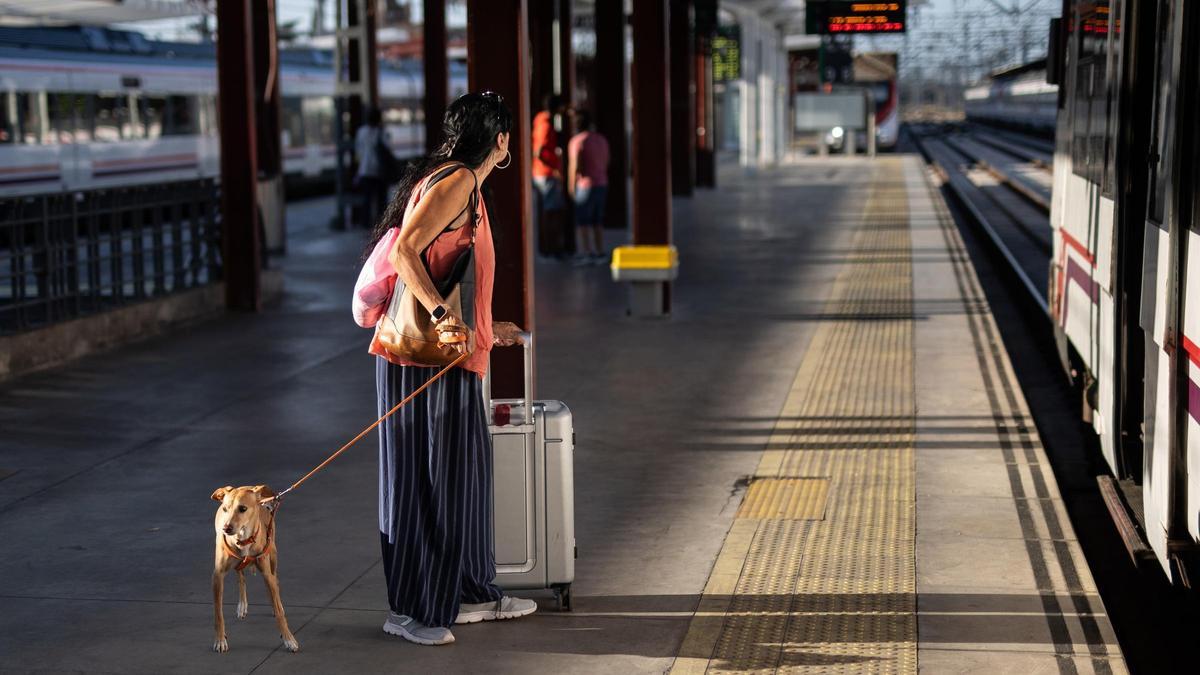 Archivo - Viajeros en la Estación de Cercanías de Chamartín
