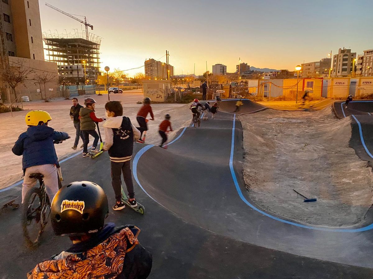 La pista de "pumptrack" de El Campello se convierte en la atracción de las fiestas