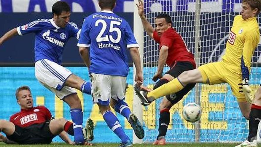 Raúl logra el cuarto gol del Schalke ante el Hertha.