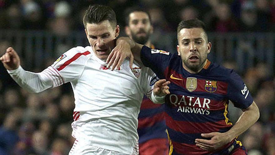 Gameiro y Alba, en una acción del partido.