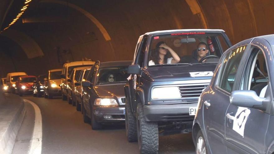 Cola del coche saliendo del túnel en una de las protestas contra el peaje.