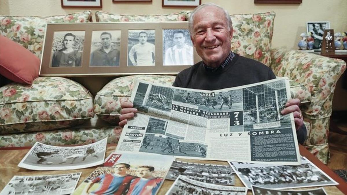 Justo Tejada muestra un recorte de prensa con el 7-3 al Atlético de 1956